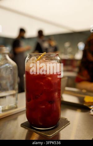 Thé rafraîchissant à la framboise dans un verre Libbey servi dans un café Banque D'Images