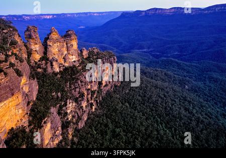 Lumière chaude du soir sur les pinacles de grès au-dessus de la forêt d'eucalyptus de la vallée de Jamison près de Katoomba, Nouvelle-Galles du Sud Banque D'Images
