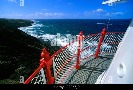 Railing en fer rouge au-dessus des falaises escarpées et des vagues où le détroit de Bass rencontre l'océan Austral, région de la Great Ocean Road, Victoria Banque D'Images
