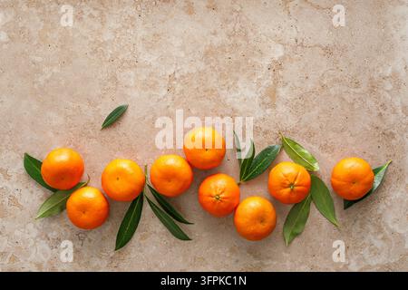 Mandarines fruits d'agrumes frais avec des feuilles vertes Banque D'Images