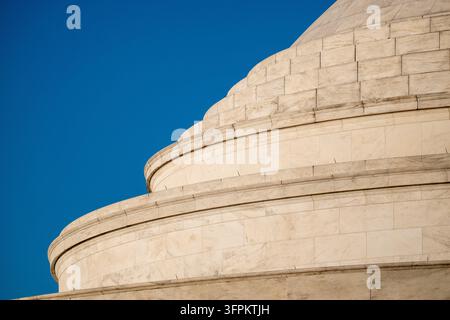 Détail de la coupole du Mémorial Jefferson au coucher du soleil à Washington DC | WASHINGTON — Des cours de marbre concentriques forment la coupole étagée du Mémorial Thomas Jefferson contre un ciel bleu clair sur le Tidal Basin dans le West Potomac Park à Washington, D.C., le lundi 5 octobre 2026. Le Mémorial Thomas Jefferson, connu sous le nom de Mémorial Jefferson, est un mémorial du Service des Parcs Nationaux rendant hommage au troisième président. John Russell Pope a conçu la rotonde néoclassique sur le Panthéon romain, et Otto Eggers et Daniel Higgins l’ont achevée après la mort de Pope en 1937. L’extérieur est en marbre blanc Imperial Danby du Vermont, un Banque D'Images