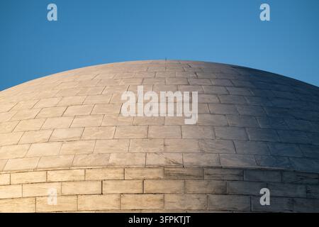 Dôme en marbre du mémorial de Jefferson à Washington DC | WASHINGTON — Des rangées de blocs de marbre blanc s'étendent sur le sommet de la coupole du mémorial de Thomas Jefferson, se détachant sur un ciel bleu clair au Tidal Basin dans le West Potomac Park à Washington, D.C., le lundi 5 octobre 2026. Le mémorial de Thomas Jefferson, connu sous le nom de mémorial de Jefferson, est un mémorial du Service des parcs nationaux rendant hommage au troisième président. John Russell Pope a conçu la rotonde néoclassique inspirée du Panthéon romain, et ses associés Otto Eggers et Daniel Higgins l'ont achevée après sa mort en 1937. La coque de la coupole est en marbre Imperial Danby blanc Banque D'Images