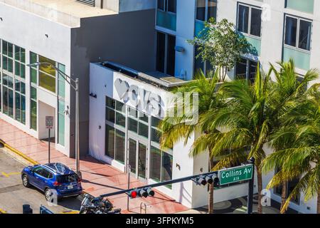 Vue aérienne de la pharmacie CVS sur Collins Avenue avec une Nissan Rogue, des palmiers et des feux de circulation. Miami Beach. États-Unis. Banque D'Images