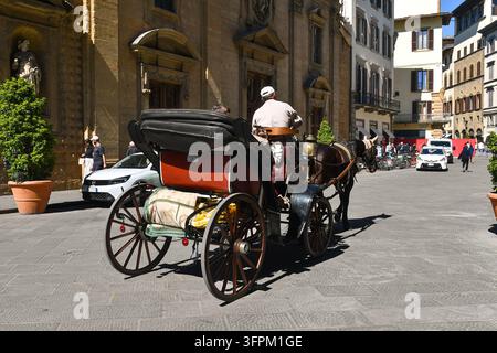 Traditionnelle calèche ou fiacre garée sur la Piazza Santa Trinita devant la façade de l'église Santa Trinita, Florence, Toscane, Italie Banque D'Images