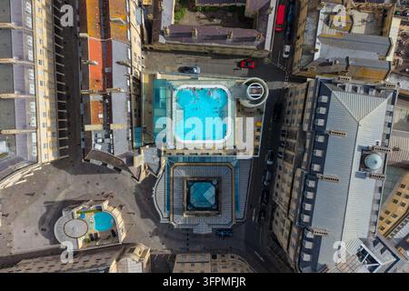 Photo aérienne de la piscine sur toit en plein air du Thermae Bath Spa dans la ville de Bath, classée au patrimoine mondial de l'UNESCO, dans le Somerset, Royaume-Uni. Banque D'Images