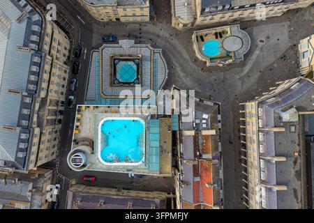 Photo aérienne de la piscine sur toit en plein air du Thermae Bath Spa dans la ville de Bath, classée au patrimoine mondial de l'UNESCO, dans le Somerset, Royaume-Uni. Banque D'Images