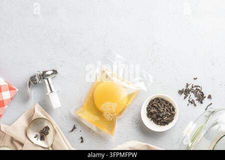 Kombucha dans un emballage avec des ingrédients pour la cuisine. Aliments fermentés. Banque D'Images