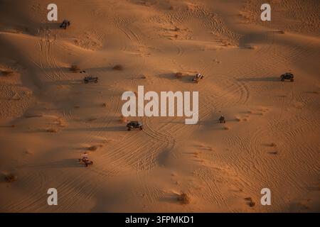 Vue aérienne de véhicules tout-terrain traversant les vastes dunes de sable de Glamis, Californie, États-Unis. Banque D'Images