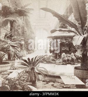 Crystal Palace. Vue générale de la nef, regardant vers le sud, prise depuis la galerie. Longueur totale : 1608 pieds ; hauteur : 104 pieds (entre 1860 et 1870) Suite à la clôture de la Grande Exposition de 1851 à Hyde Park, la structure révolutionnaire en verre et fer de Sir Joseph Paxton a été démontée et réérigée sous une forme élargie à Sydenham dans le sud de Londres, où elle a rouvert en 1854 en tant que lieu permanent d’éducation et de loisirs. Banque D'Images