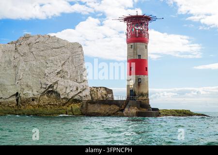 Le phare des Needles de 33 mètres (80 pieds) de haut, situé sur la pile de craie la plus extérieure des trois piles connues sous le nom de The Needles, sur l'île de Wight, en Angleterre Banque D'Images
