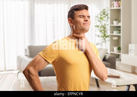 Jeune homme souffrant de maux de gorge Banque D'Images