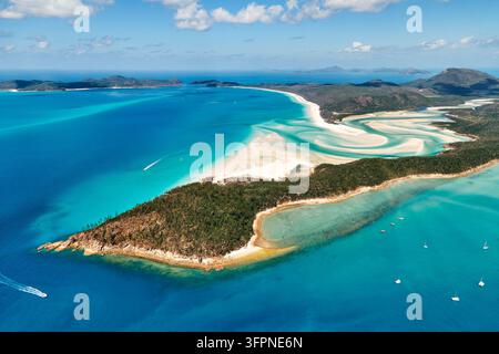 Le sable des marées tourbillonne à travers Hill Inlet à côté de Whitehaven Beach tandis que des bateaux ancrent au large, Whitsundays, Queensland. Banque D'Images
