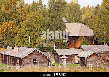 Sarna, Suède – 7 septembre 2013 : Bâtiments historiques typiques construits en bois, avec une structure en bois et des murs. Construits du XVIIe au XIXe siècle Banque D'Images