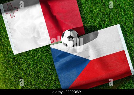 Match de football Malte contre République tchèque. Drapeaux nationaux sur de l'herbe verte avec un ballon de football au centre. Arrière-plan de football pour un match international. Banque D'Images