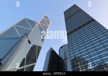 HONG KONG - 23 SEPTEMBRE 2026 : Vue en contre-plongée des gratte-ciel modernes comprenant la tour de la Bank of China et le Cheung Kong Center dans le quartier financier de Central Banque D'Images