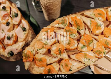 Canapés au saumon avec concombre et aneth sur un plateau de buffet Banque D'Images
