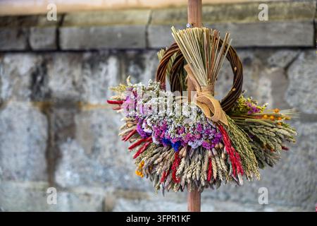 Vue détaillée d'une couronne de récolte ukrainienne (Didukh) avec statice violette et blé : Symbolisme culturel en mouvement Banque D'Images