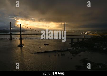 Vue du coucher de soleil sur le Forth Road Bridge et le Queensferry Crossing depuis le sommet du Forth Rail Bridge Banque D'Images