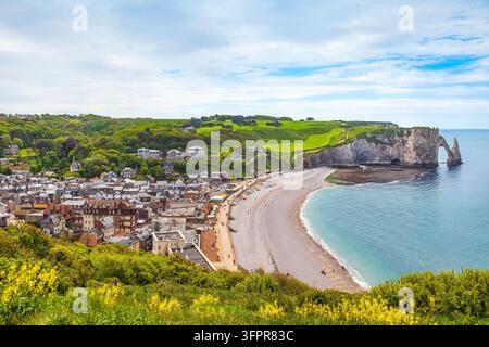 Vue côtière de la falaise d'Aval et de la plage de galets à Etretat Cote d'Albatre, Seine-Maritime, Normandie, France. Banque D'Images