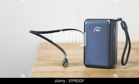 NORWALK, CT, ÉTATS-UNIS - 7 OCTOBRE 2026 : Powerbank Anke Nano Power Bankr affichant le pourcentage de la batterie avec un câble USB-C connecté Banque D'Images