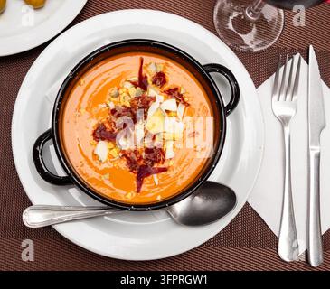 Cordoba salmorejo avec jambon et oeuf Banque D'Images