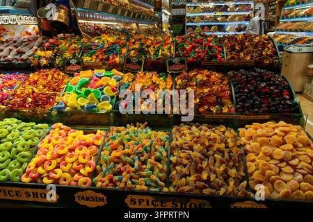 Bonbons colorés en exposition, Istanbul, Turquie Banque D'Images