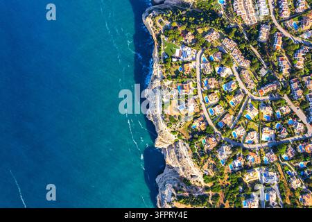 Vue aérienne de villas de luxe avec piscines extérieures sur une falaise rocheuse devant l'océan, Carvoeiro, Algarve, océan Atlantique, Portugal, Europe Banque D'Images