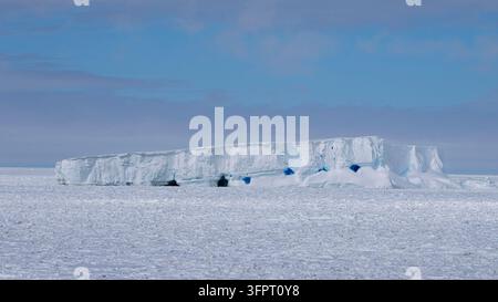 Glace de mer et iceberg, Crystal Sound, Antarctique Banque D'Images