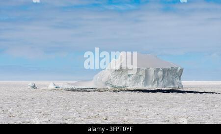 Glace de mer et iceberg, Crystal Sound, Antarctique Banque D'Images