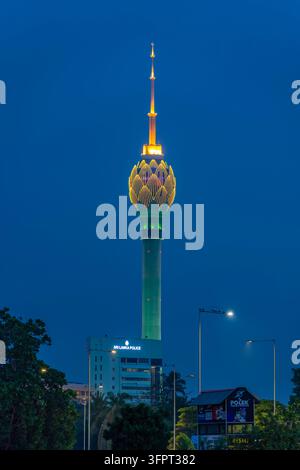Vue du Colombo Lotus Tower au crépuscule dans la capitale Colombo, Colombo, Sri Lanka, Asie Banque D'Images