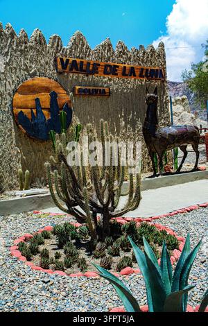 Entrée du Valle de la Luna en Bolivie avec des cactus et des sculptures en métal, La Paz, Bolivie Banque D'Images