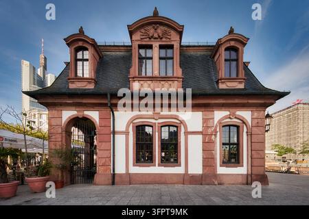 Francfort, Allemagne, 4 octobre 2026 : Bâtiment historique baroque de la Hauptwache sur la place Hauptwache à Francfort-sur-le-Main avec la tour Commerzbank en arrière-plan Banque D'Images
