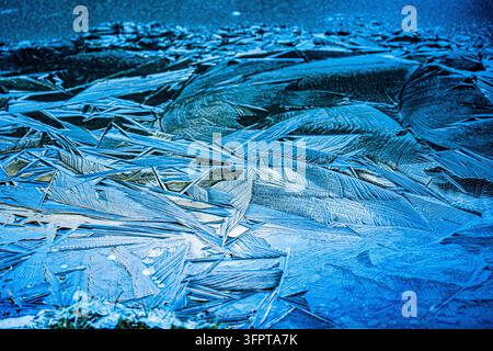 Vue de fragments de glace complexes et de motifs cristallins se formant sur une surface gelée au Royaume-Uni. Banque D'Images