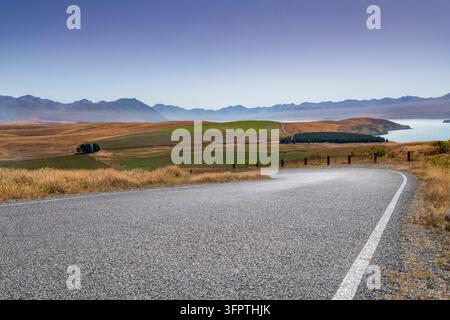 Arrière-plan routier, plaque arrière automobile, virage en épingle à cheveux pavé dans un paysage rural aspirateur avec des vues étendues Banque D'Images