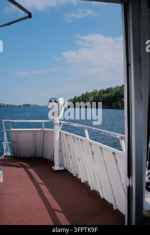 Visionneur binoculaire à pièces sur le pont d'un bateau Banque D'Images