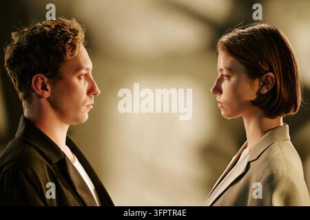 Homme et femme sérieux se regardant dans un cliché en studio Banque D'Images