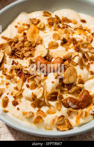 Yaourt épicé à la citrouille fait maison sain avec granola pour le petit-déjeuner Banque D'Images