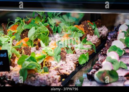 Smørrebrød au saumon et aux légumes présentés sur un marché de Copenhague, Danemark Banque D'Images