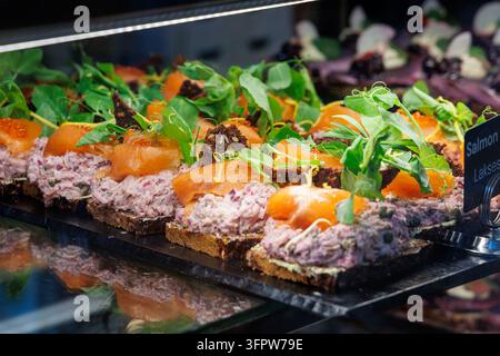 Smørrebrød au saumon avec des légumes et du pain de seigle au marché de Copenhague, Danemark Banque D'Images