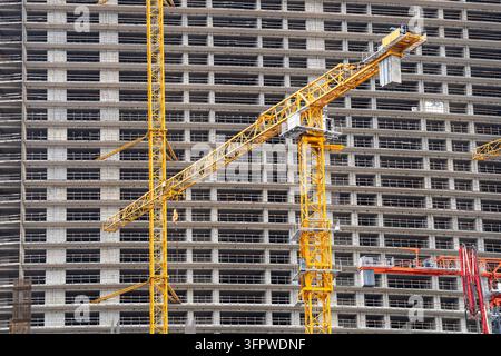 Construction de bâtiments élevés et de gratte-ciel modernes dans la ville urbaine, développement rapide des biens immobiliers. Banque D'Images