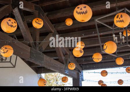 Lanternes Jack-O'-Lantern d'Halloween suspendues sous une passerelle couverte Banque D'Images