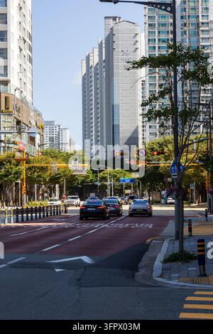 Corée du Sud, Busan - 22 sep 2026 : Trafic urbain et immeubles d’habitation en hauteur à Busan, Corée du Sud Banque D'Images