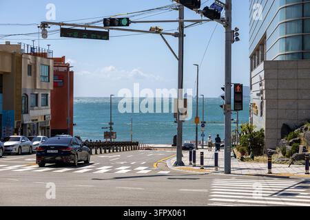 Corée du Sud, Busan - 22 sep 2026 : Cheongsapo Ro Road descendant vers la mer turquoise à Busan, Corée du Sud Banque D'Images