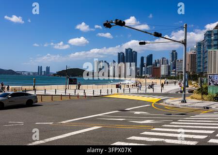 Corée du Sud, Busan – 22 sep. 2026 : Plage de sable de Haeundae et gratte-ciel côtiers à Busan, Corée du Sud Banque D'Images