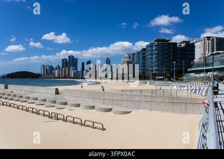 Corée du Sud, Busan – 22 sep. 2026 : Plage de sable de Haeundae et gratte-ciel côtiers à Busan, Corée du Sud Banque D'Images