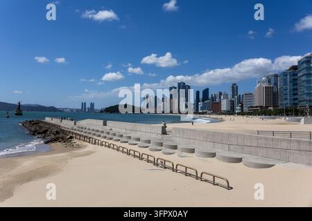 Corée du Sud, Busan – 22 sep. 2026 : Plage de sable de Haeundae et gratte-ciel côtiers à Busan, Corée du Sud Banque D'Images