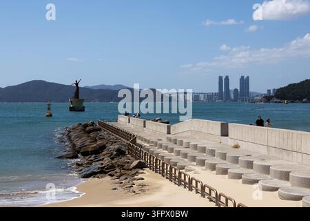 Corée du Sud, Busan – 22 sep. 2026 : Plage de sable de Haeundae et gratte-ciel côtiers à Busan, Corée du Sud Banque D'Images