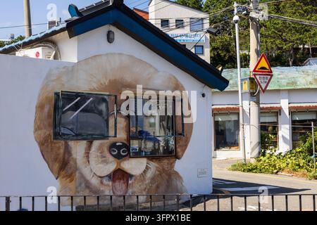 Corée du Sud, Busan – 22 sep 2026 : Fresque murale d’accueil Golden Retriever à Cheongsapo Busan, Corée du Sud Banque D'Images