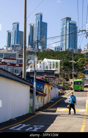 Corée du Sud, Busan - 22 sep 2026 : Haeundae LCT Les gratte-ciel Sharp au-dessus des rues anciennes à Busan, Corée du Sud Banque D'Images