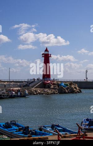 Corée du Sud, Busan - 22 sep 2026 : Port de pêche avec des grues orange et des bateaux amarrés à Cheongsapo Busan Corée du Sud Banque D'Images